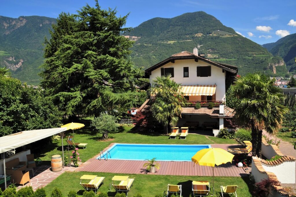 Hauptbild Liegewiese mit Schwimmbad